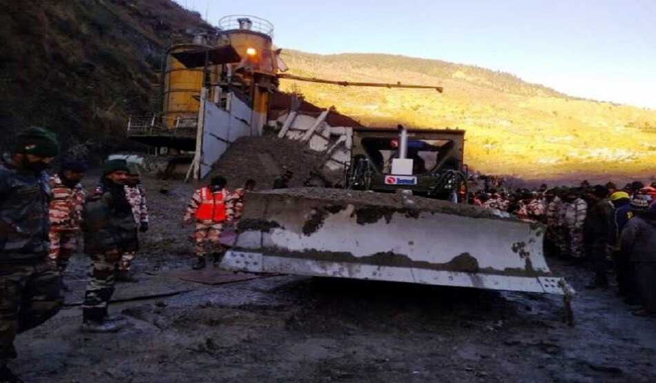 तपोवन की सुरंग में जिंदगी बचाने की जंग