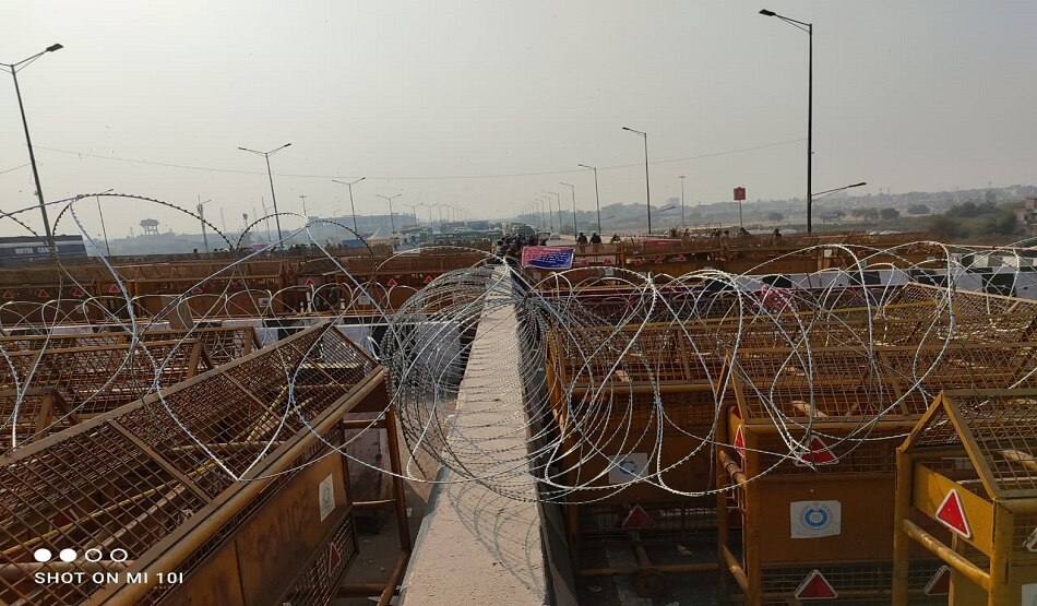  कंटीले तार, नुकीली कीलें, हैवी बैरिकेड