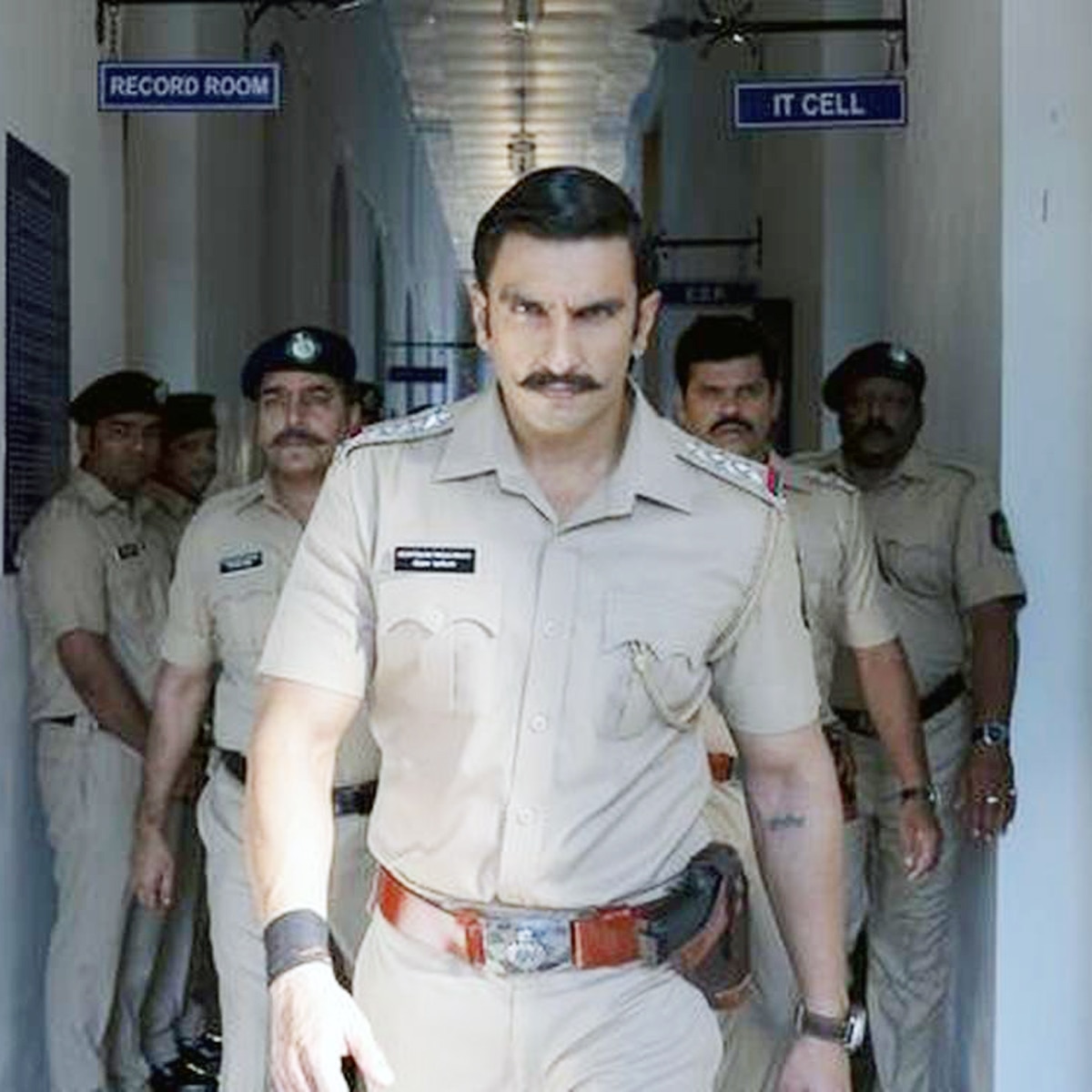 पुलिस अफसरों के किरदार