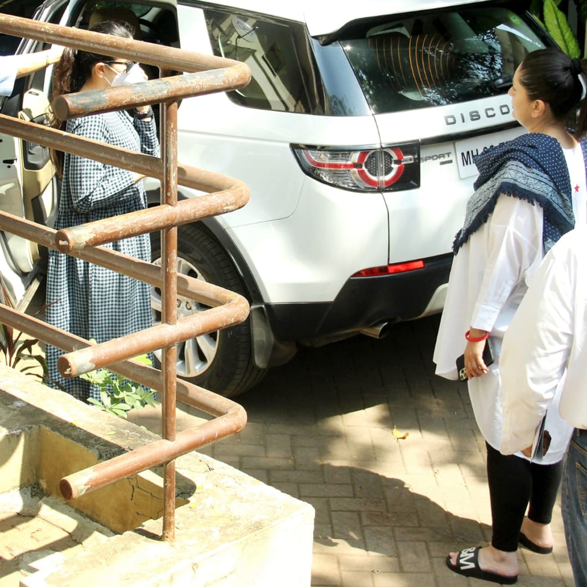 दुख की घड़ी में एक साथ कपूर परिवार