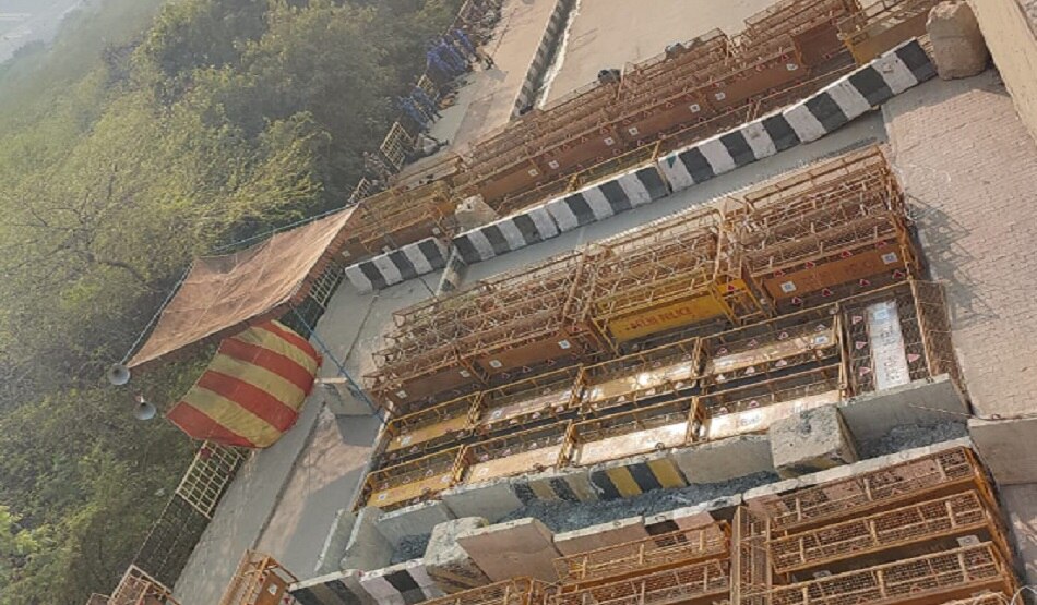  कंटीले तार, नुकीली कीलें, हैवी बैरिकेड