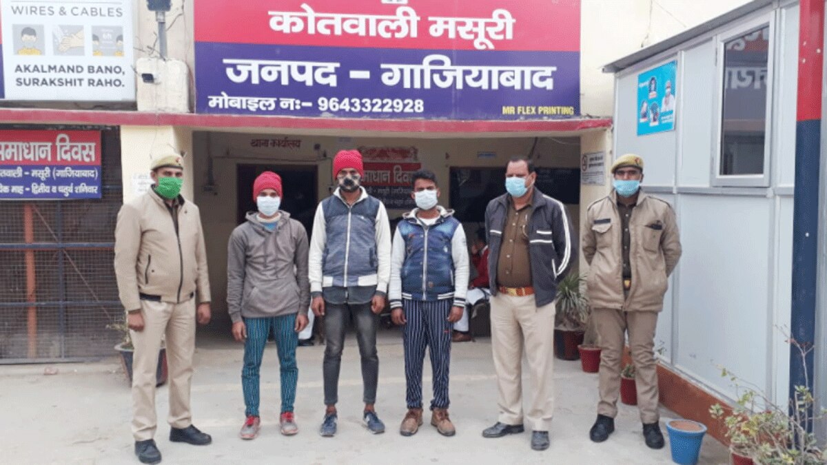 पुलिस ने महिला के शव को कब्र से खोदकर बाहर निकाला (फोटो आजतक)