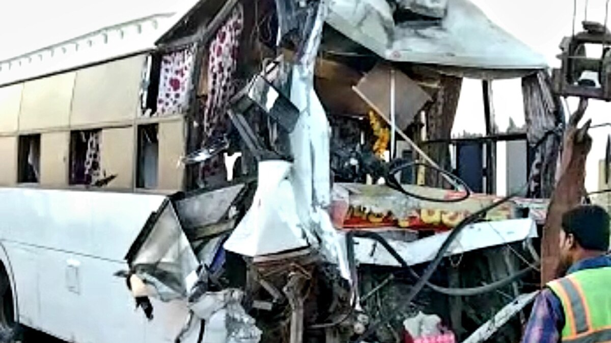 सड़क हादसे में बस ड्राइवर की दर्दनाक मौत, दर्जन भर बस यात्री घायल.