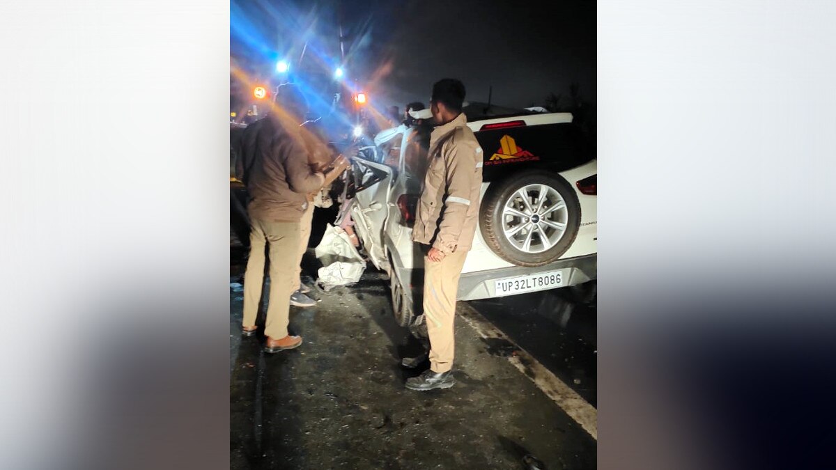 लखनऊ-आगरा एक्सप्रेसवे पर खड़े ट्रक में घुसी कार