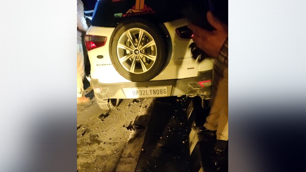 लखनऊ-आगरा एक्सप्रेसवे पर खड़े ट्रक में घुसी कार