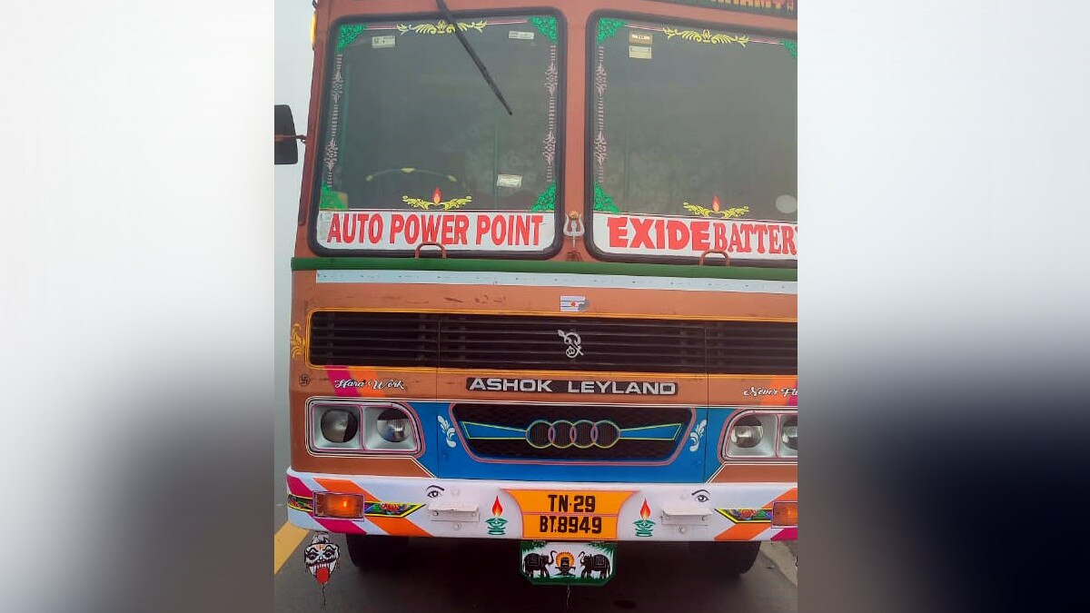 लखनऊ-आगरा एक्सप्रेसवे पर खड़े ट्रक में घुसी कार