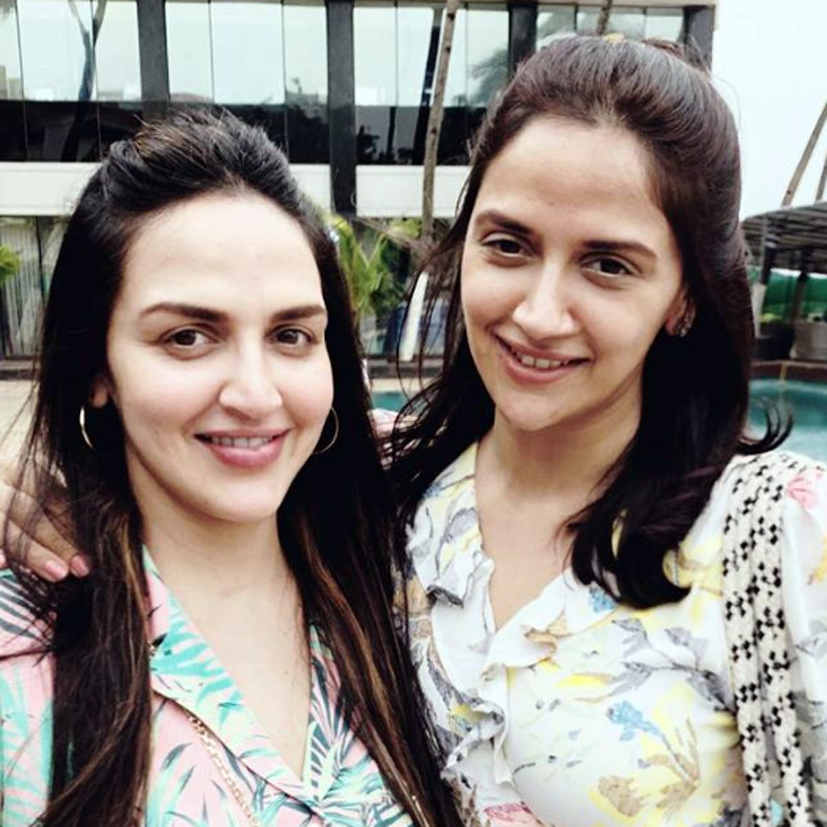 अहाना देओल बहन ईशा देओल के साथ 