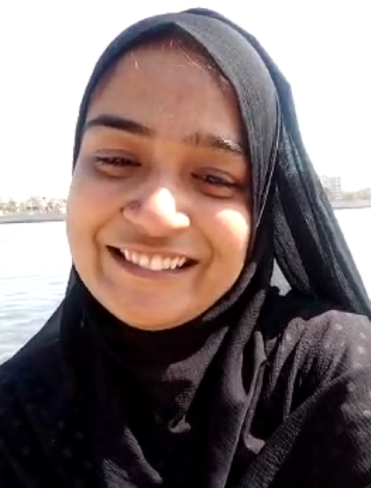 हंसते-हंसते नदी में कूद गई विवाहिता