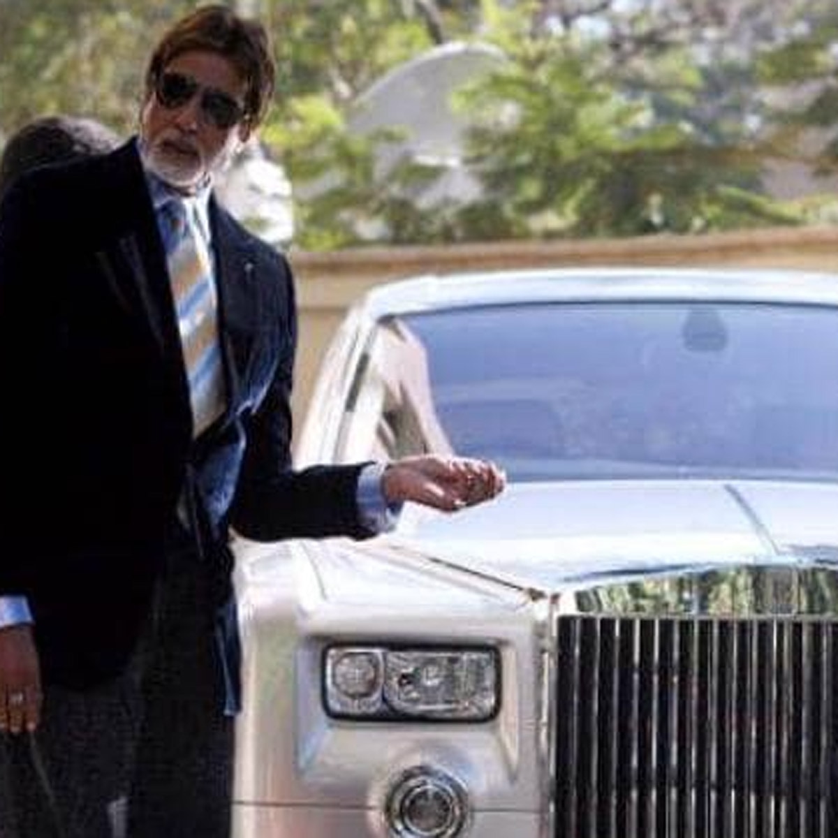 अमिताभ बच्चन अपनी Rolls Royce Phantom गाड़ी द‍िखाते हुए   