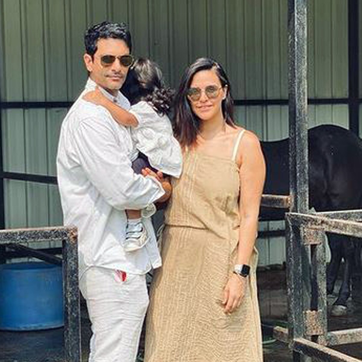 फैमिली संग अंगद बेदी