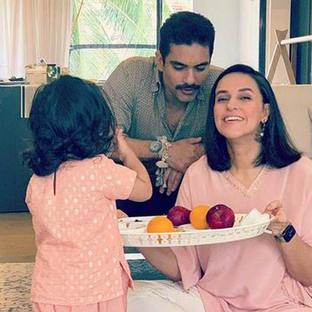 फैमिली संग अंगद बेदी