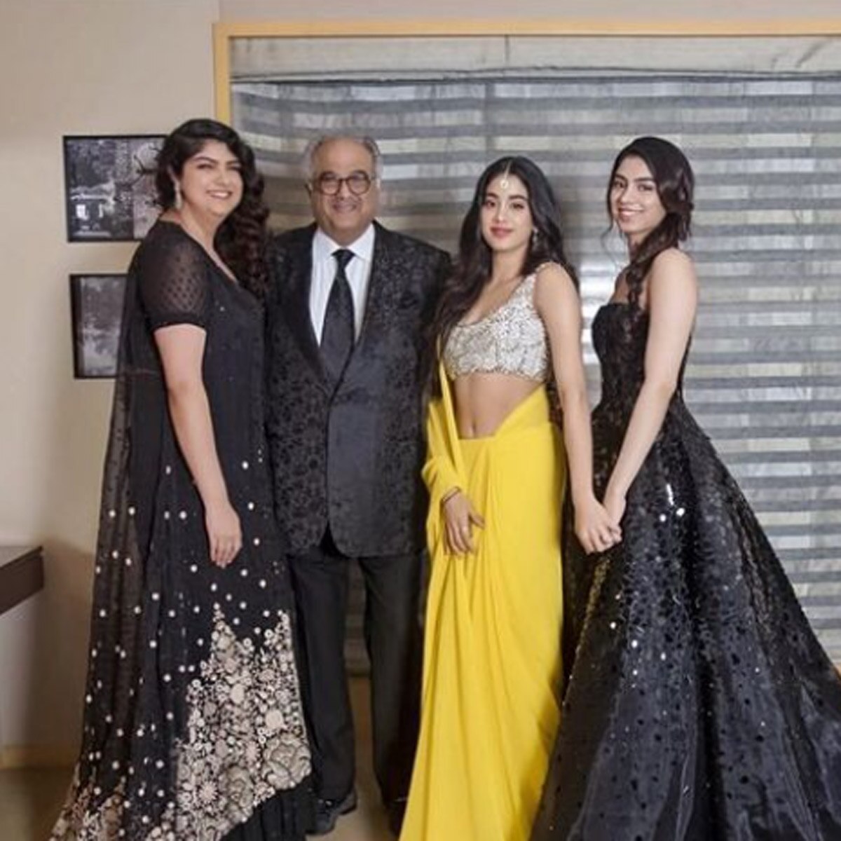 अंशुला कपूर अपने पापा और बहनों के साथ 