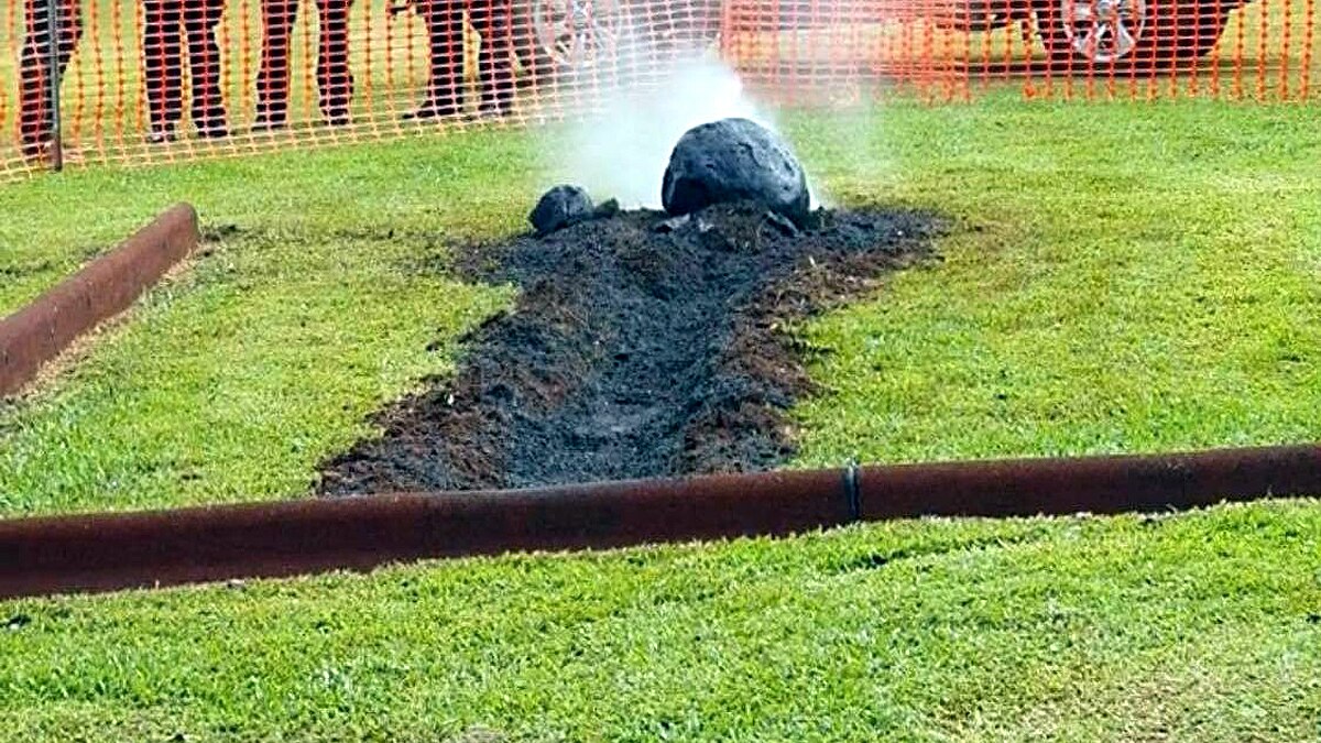 meteorite crashes in Australian School