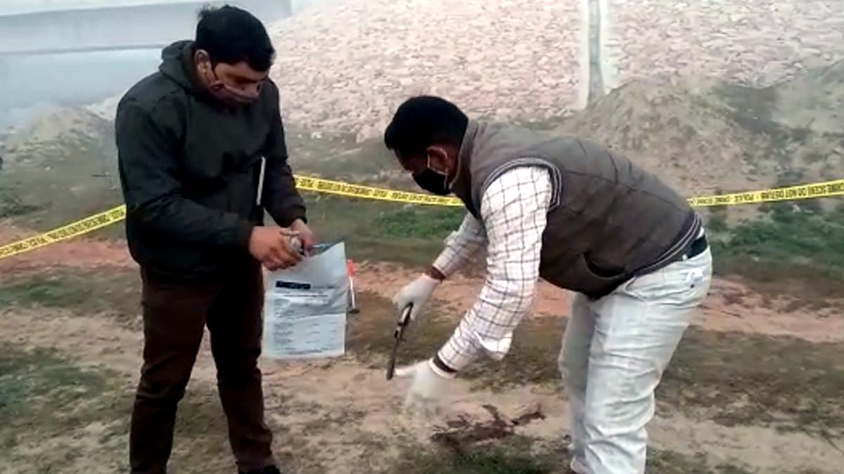 घटना स्थल पर फॉरेंस‍िक टीम.