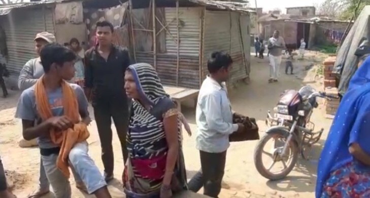 फुलेश्वर का कहना है कि वह दवा खरीदने निकला था और लौटकर चाय पा रहा था.