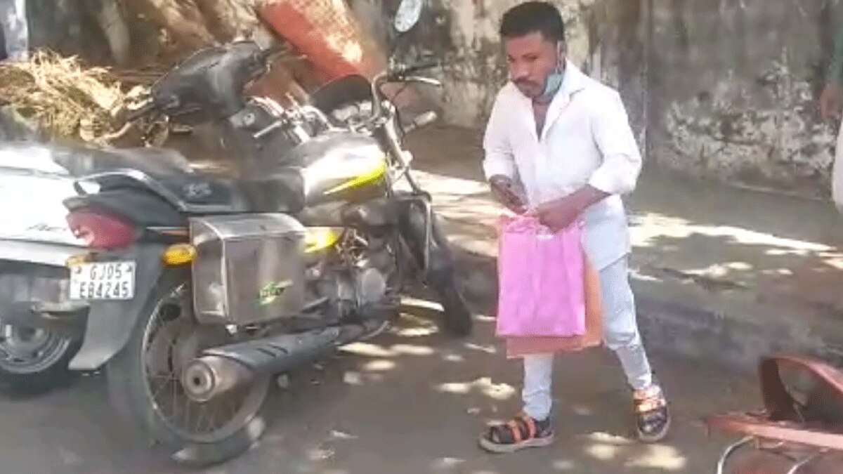 सूरत निकाय चुनाव में चार फीट का प्रत्याशी (फोटो आजतक)