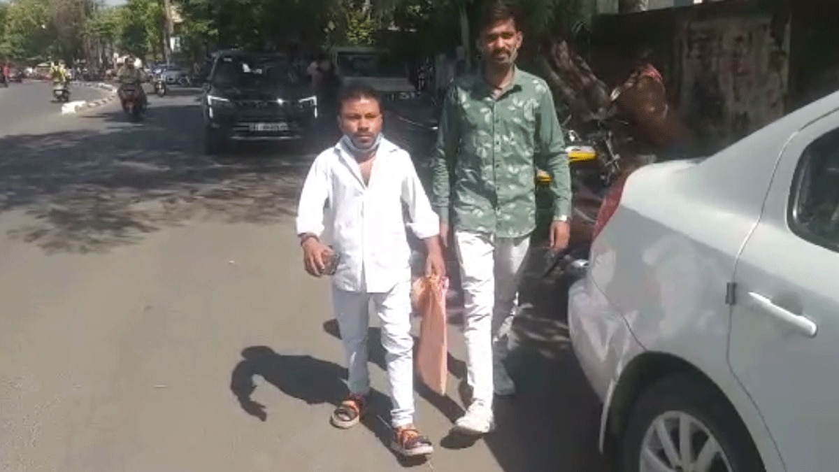 सूरत निकाय चुनाव में चार फीट का प्रत्याशी (फोटो आजतक)