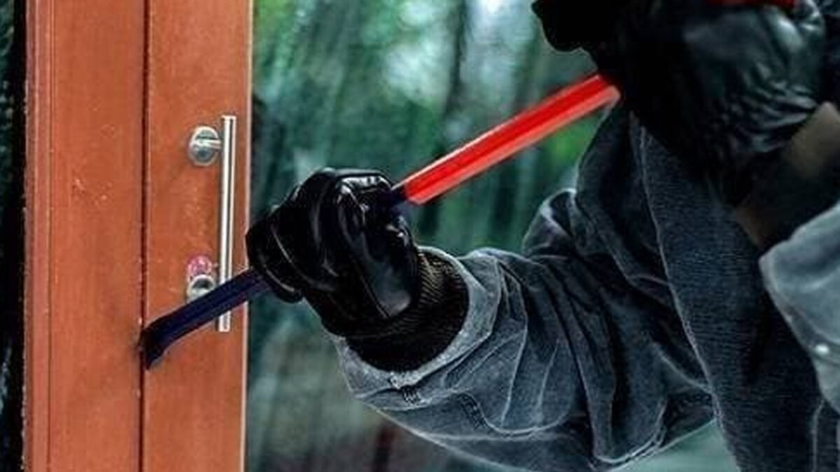 चोरों ने 2018 से 2021 के बीच कुल 17 घरों में सेंधमारी की.