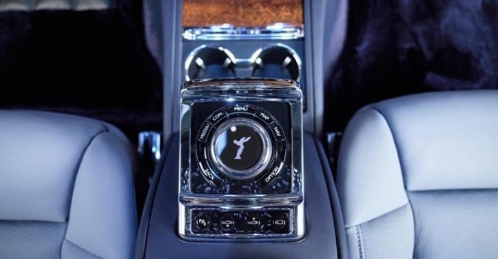  कस्टमाइज कार में हुआ है कोआ लकड़ी का प्रयोग.