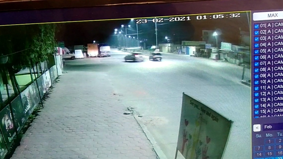  2 सेकेंड में 6 छात्रों की मौत, सीसीटीवी में नजर आई खड़े ट्रक में घुसती हुई तेज रफ्तार कार 