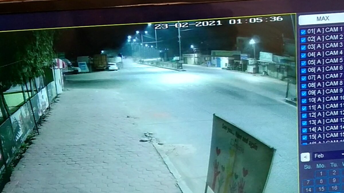  2 सेकेंड में 6 छात्रों की मौत, सीसीटीवी में नजर आई खड़े ट्रक में घुसती हुई तेज रफ्तार कार 