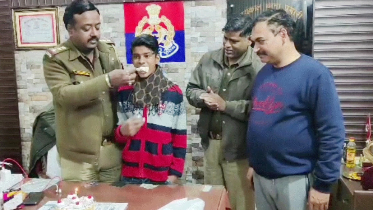 थाने में मनाया अनमोल का जन्मदिन (फोटो- उस्मान चौधरी)