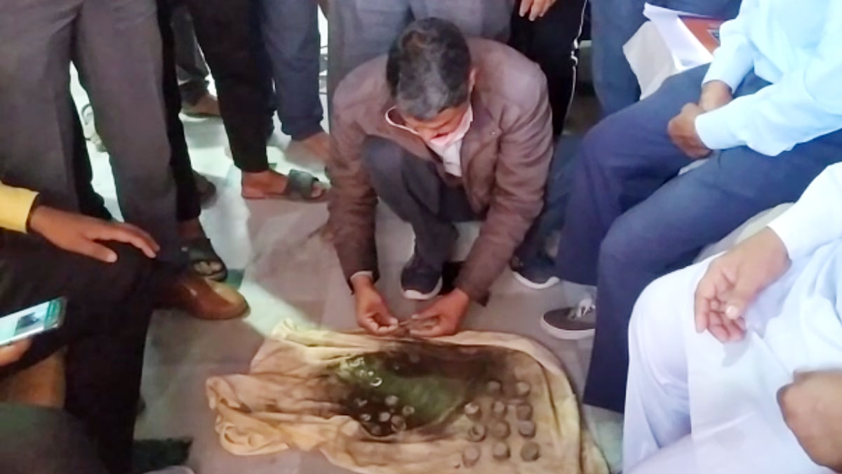 खुदाई के दौरान पीतल के कलश में मिले चांदी के सिक्के (फोटो उमेश मिश्रा) 