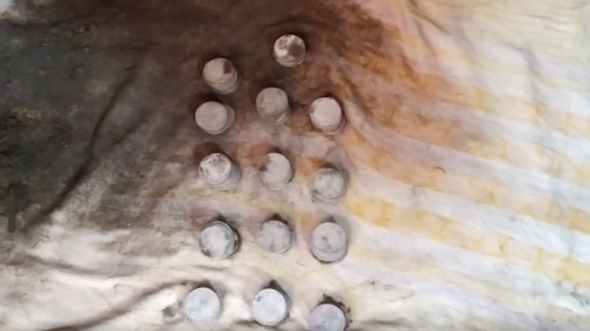 खुदाई के दौरान पीतल के कलश में मिले चांदी के सिक्के (फोटो उमेश मिश्रा) 