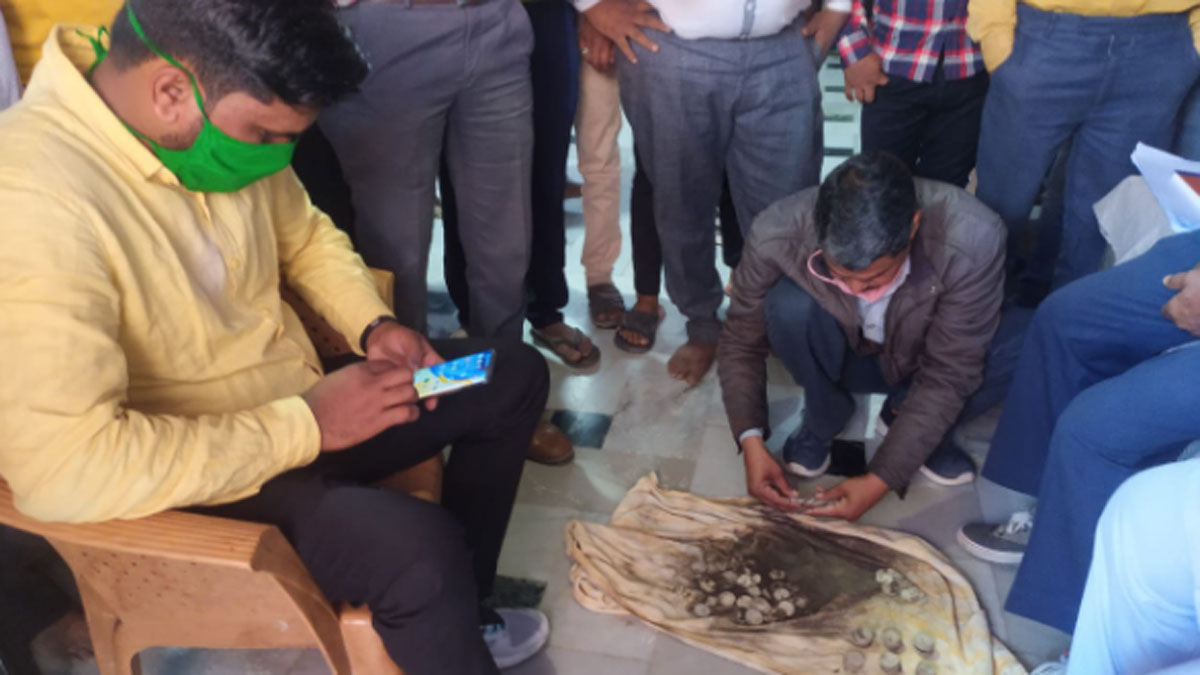 खुदाई के दौरान पीतल के कलश में मिले चांदी के सिक्के (फोटो उमेश मिश्रा) 