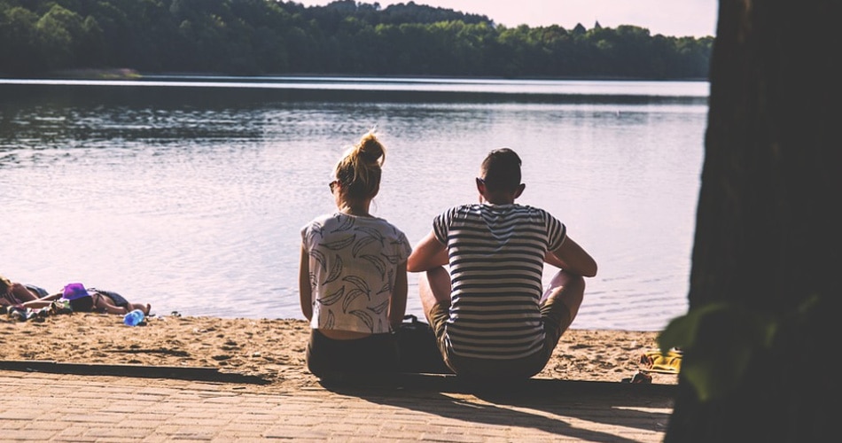 एनिवर्सरी डेट पर गया कपल