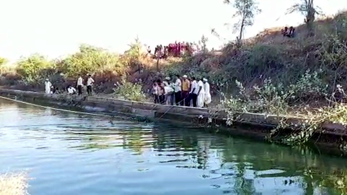 कपल का पीछा कर रहे थे पर‍िजन, दोनों ने हाथ बांधकर नहर में लगा दी छलांग 