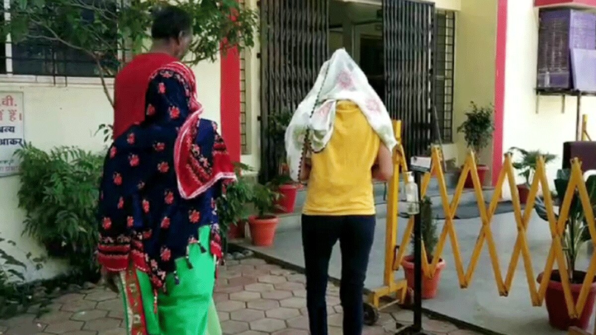 लड़के ने शादी का झांसा देकर लड़की के साथ बनाए शारीरिक संबंध (फोटो आजतक)