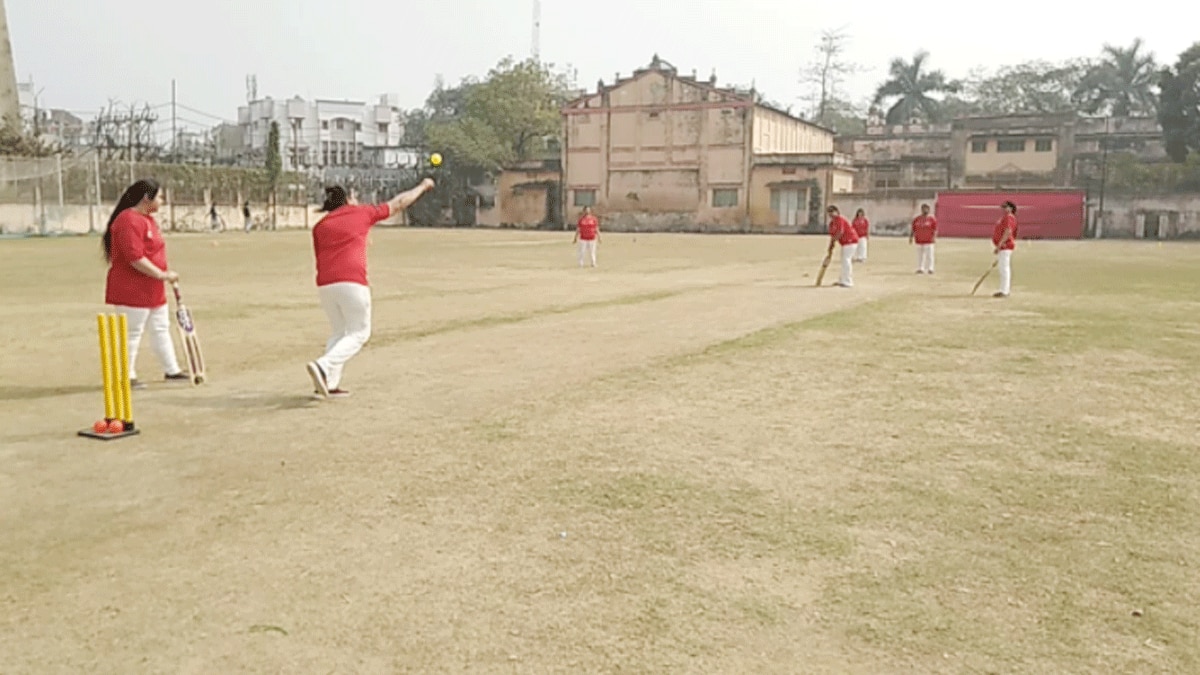 वैलेंटाइन के मौके पर क्रिकेट मैच का आयोजन (फोटो राजेश झा)