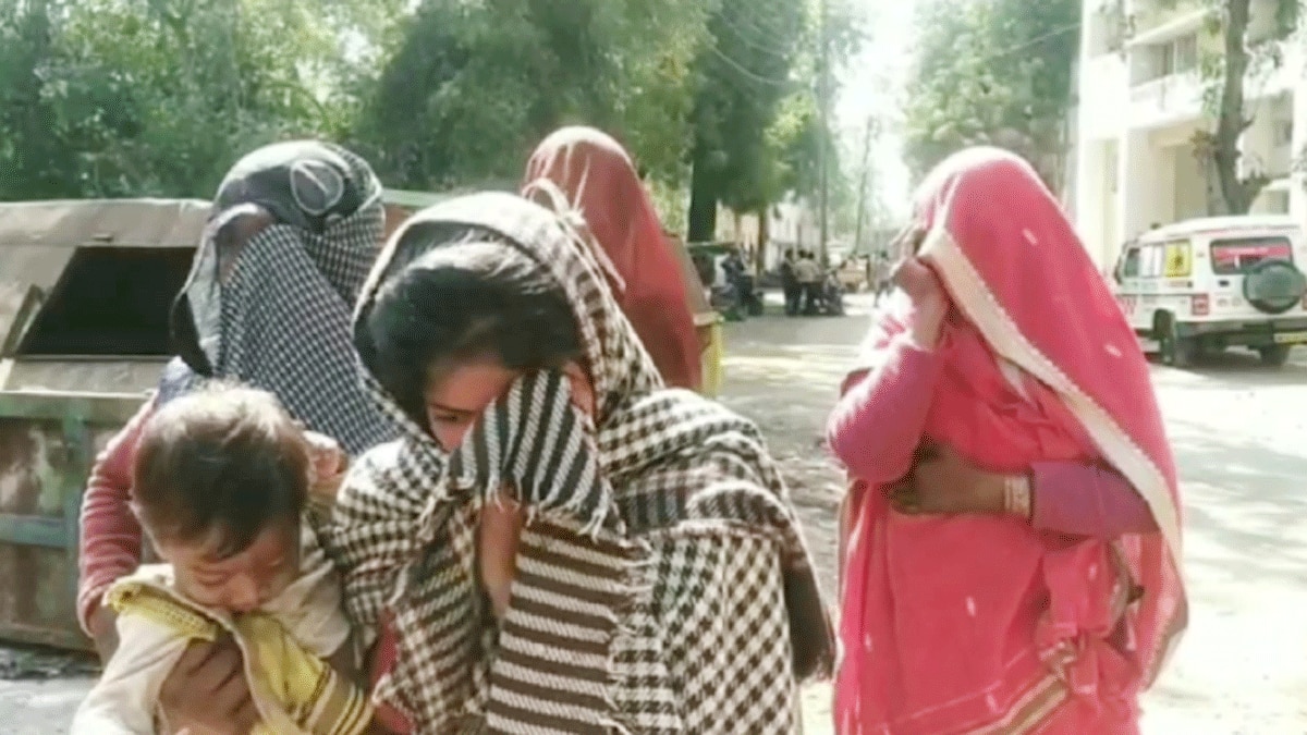 महिला ने दो बच्चों के साथ खाया जहर (फोटो आजतक)