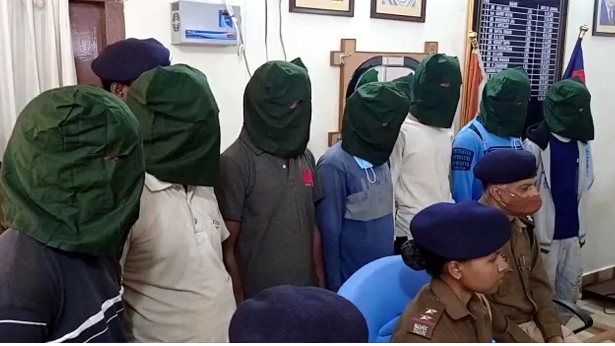 पुल‍िस ग‍िरफ्त में आरोपी.