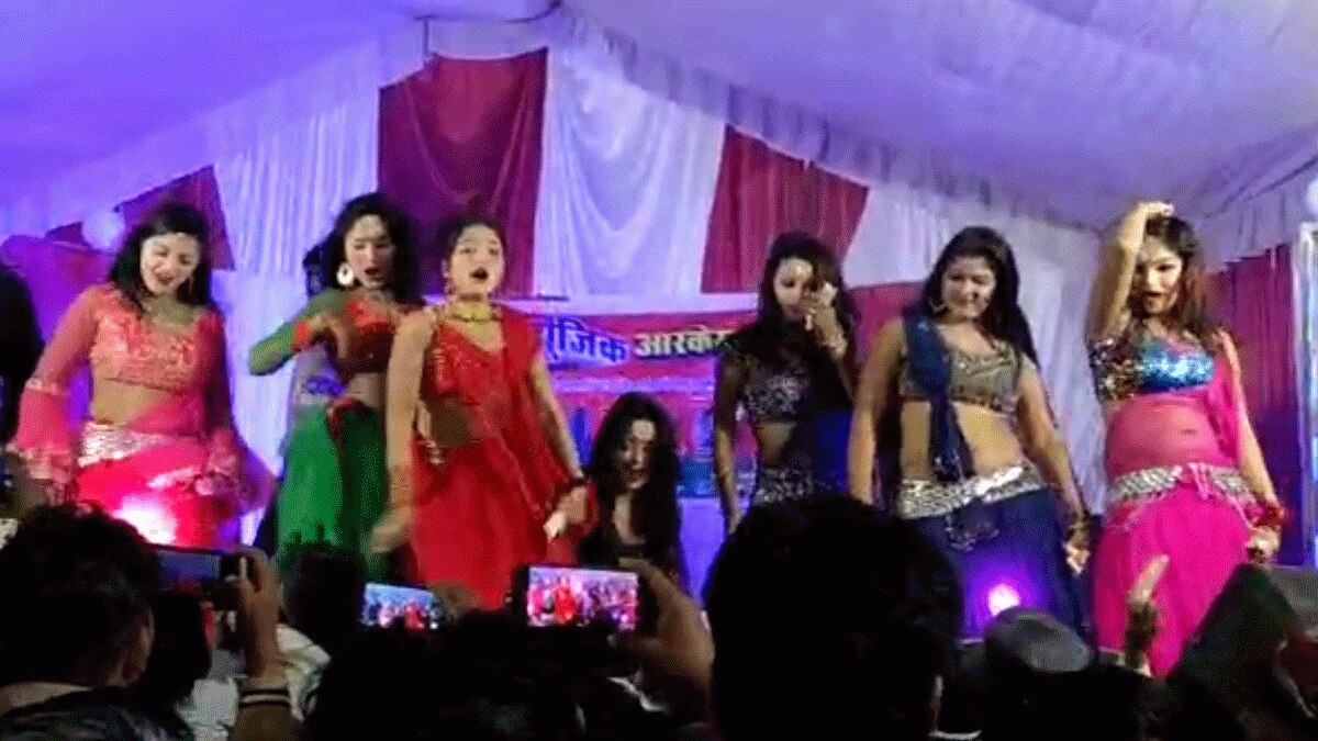  तेरहवीं पर बार बालाओं का अश्लील डांस (फोटो आजतक)