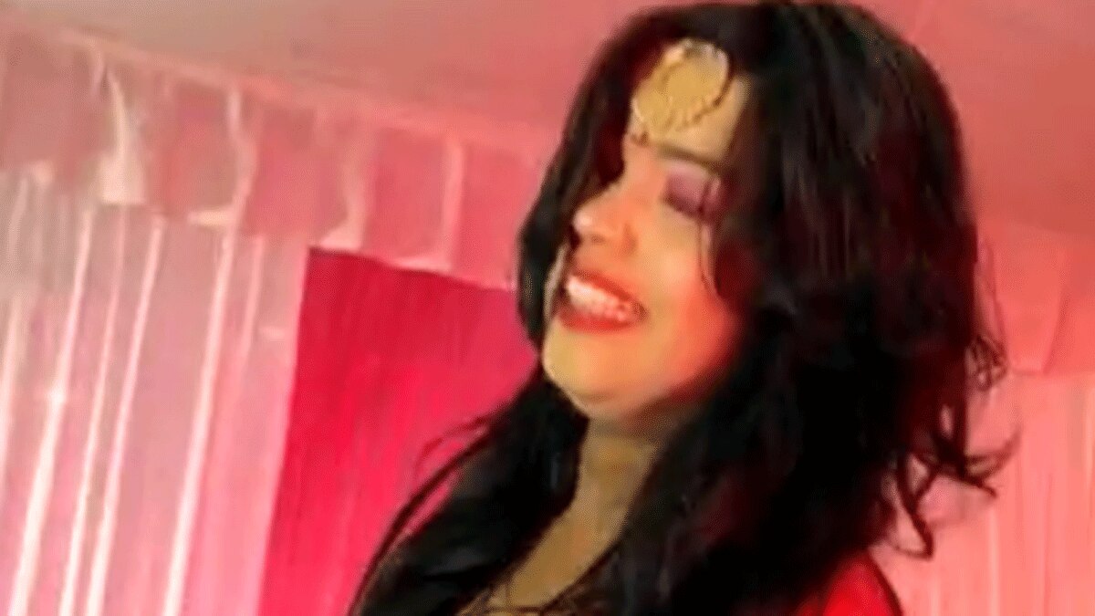   तेरहवीं पर बार बालाओं का अश्लील डांस (फोटो आजतक)