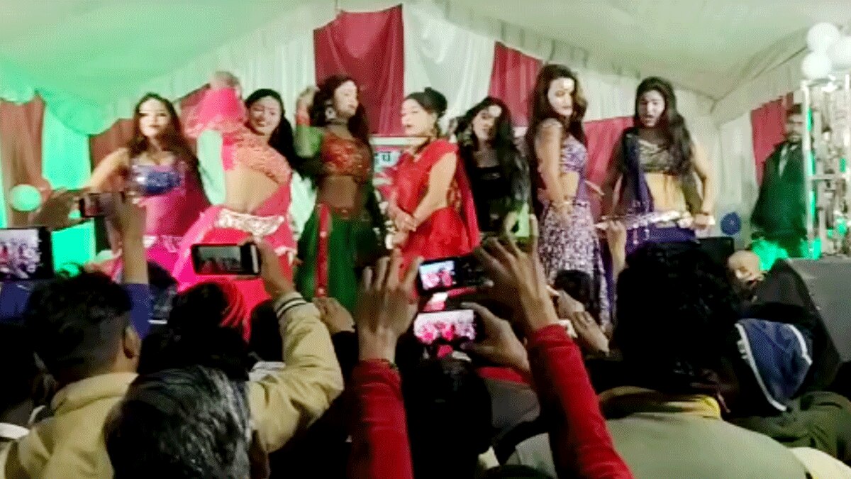 तेरहवीं पर बार बालाओं का अश्लील डांस (फोटो आजतक)