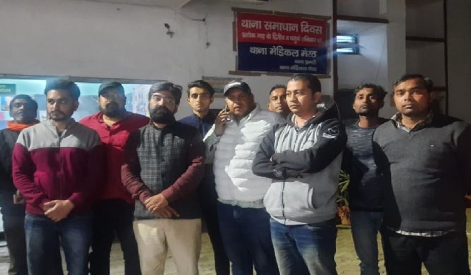 शादी में थूक लगाकर बना रहा था रोटी