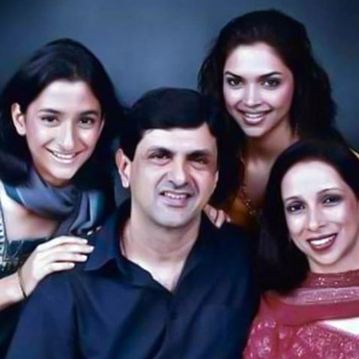 अनीशा पादुकोण-दीप‍िका पादुकोण मम्मी-पापा के साथ 