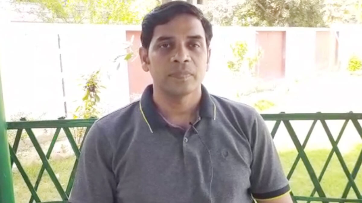 कमलेश चंद्र खुद को जिंदा साबित करने में जुटा (फोटो- नीरज श्रीवास्तव)