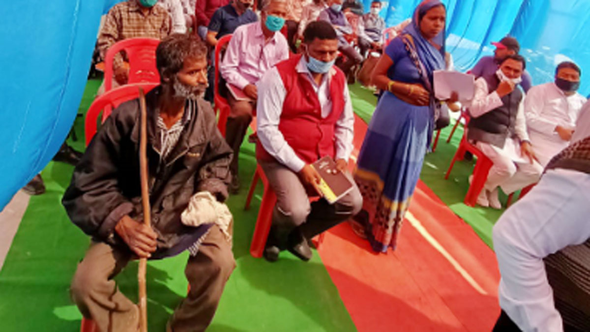 कमलेश चंद्र खुद को जिंदा साबित करने में जुटा (फोटो- नीरज श्रीवास्तव)