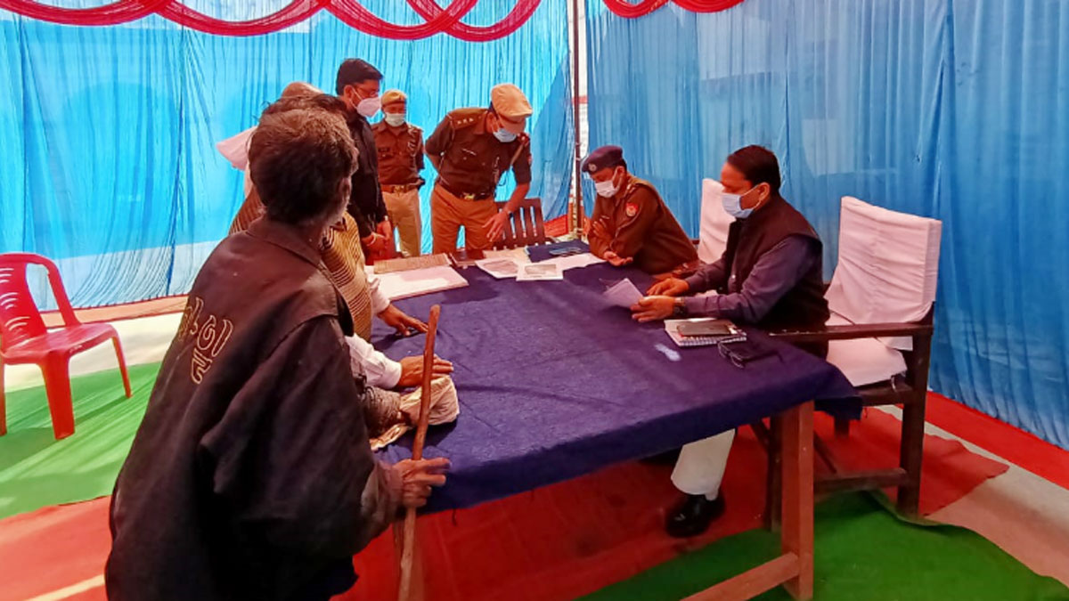 कमलेश चंद्र खुद को जिंदा साबित करने में जुटा (फोटो- नीरज श्रीवास्तव)