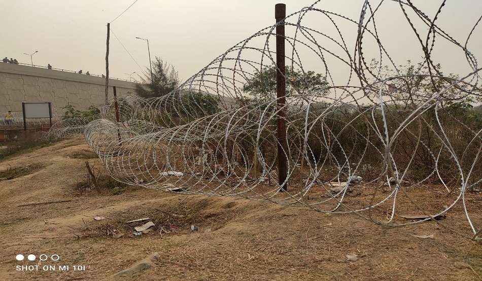  कंटीले तार, नुकीली कीलें, हैवी बैरिकेड