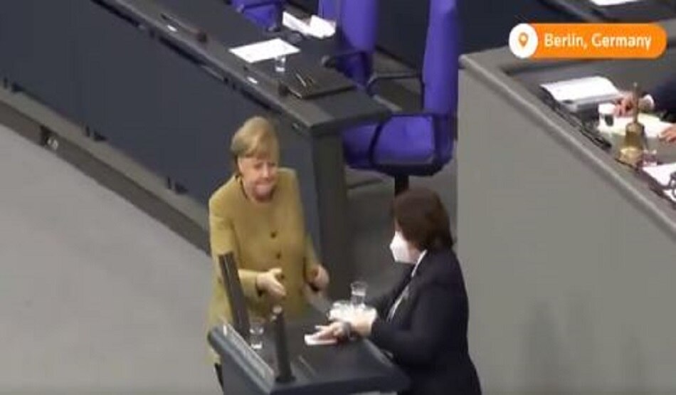 मास्क भूलने पर घबरा गईं जर्मन चांसलर