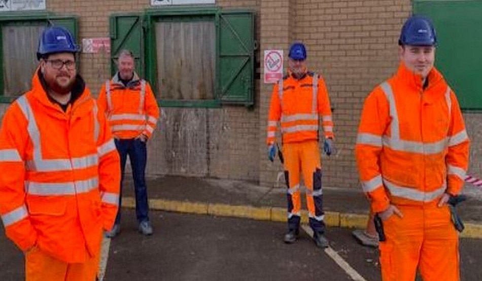 कंटेनर में गिरा दी शादी की अंगूठी