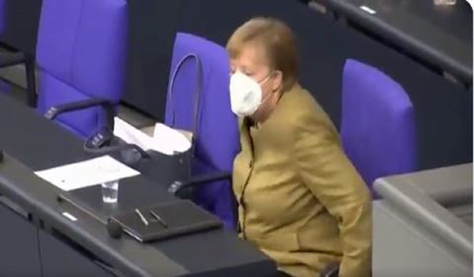 मास्क भूलने पर घबरा गईं जर्मन चांसलर