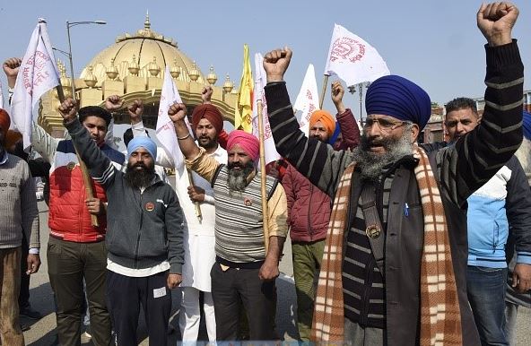 कहीं सड़कों पर किसान, कहीं हिरासत