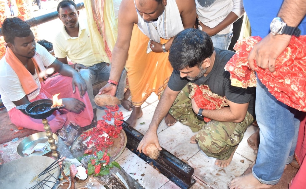 धोनी की एक झलक के लिए लग गई कतार