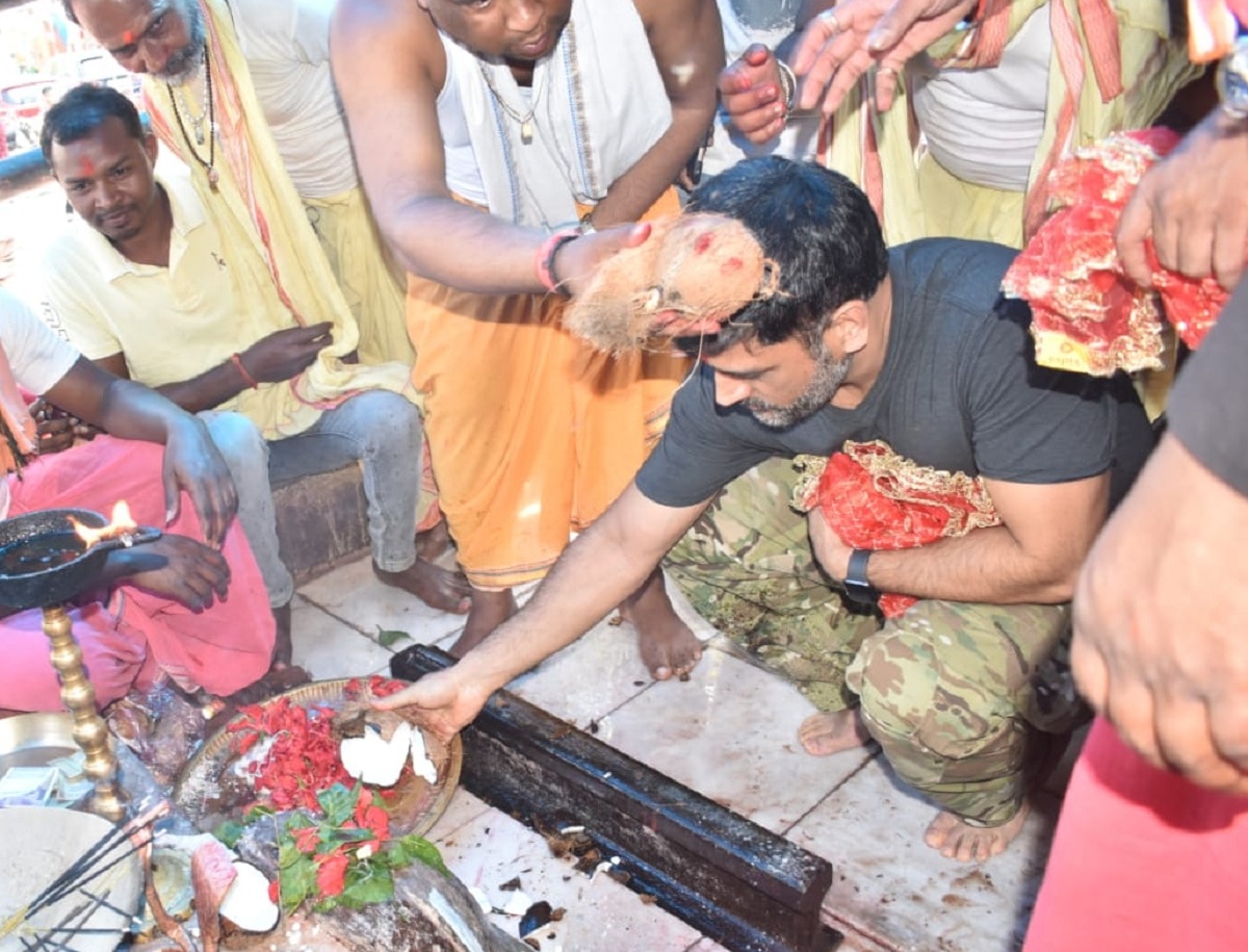 धोनी की एक झलक के लिए लग गई कतार